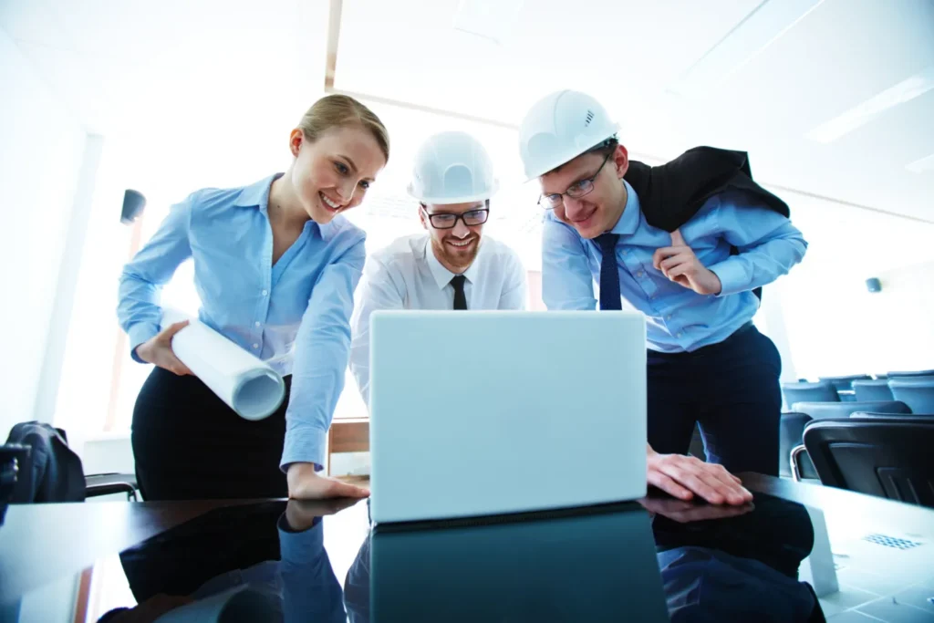 Equipe de engenharia e marketing trabalhando em conteúdo técnico para indústria
